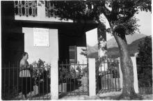 image Hyacinthe Périni, mère de Danielle devant la plaque commémorative apposée sur la maison de famille à Vistale